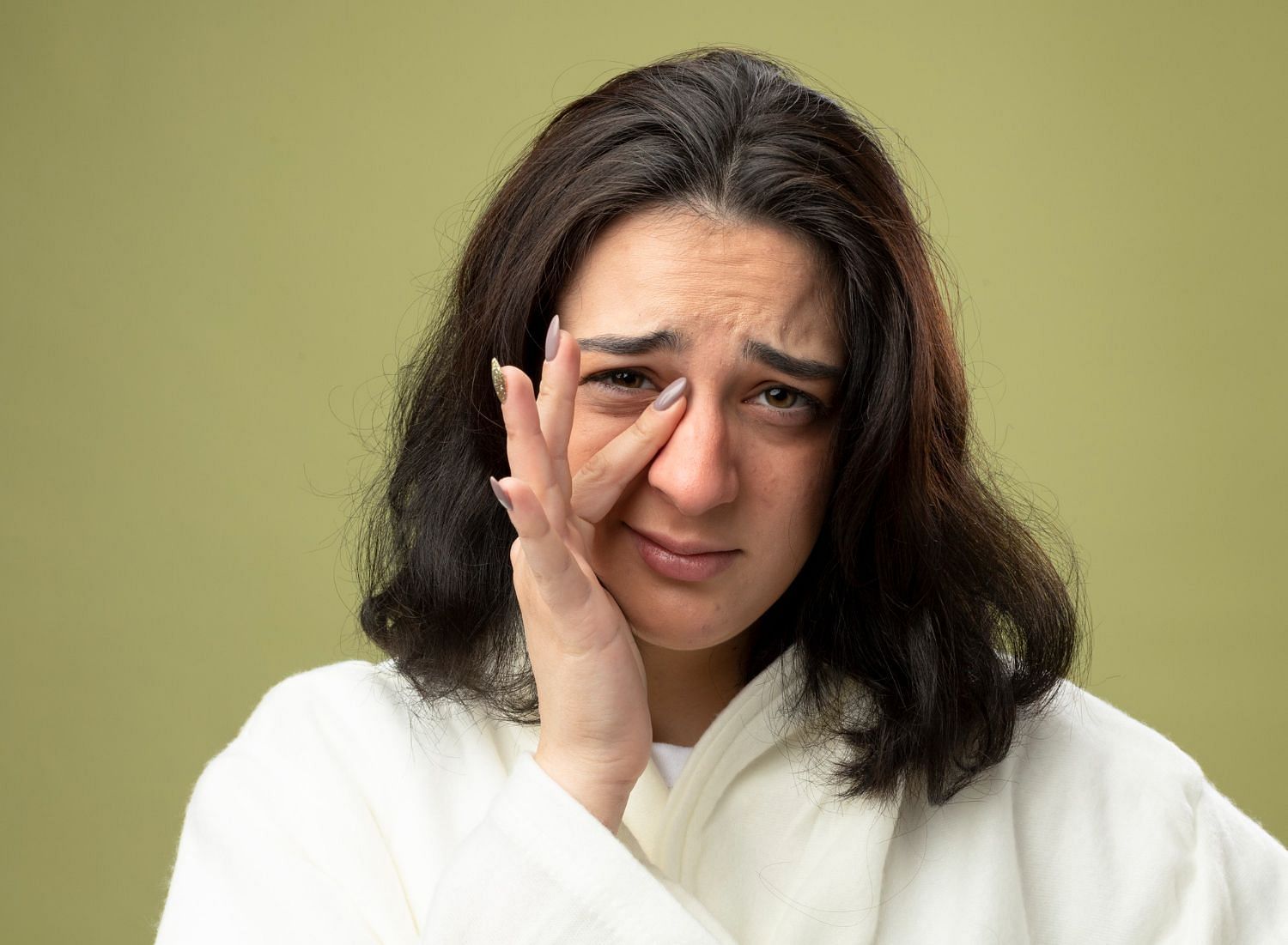 You can suffer from migraines or eye pain because of droopy eyelids (Image by stockking on freepik)